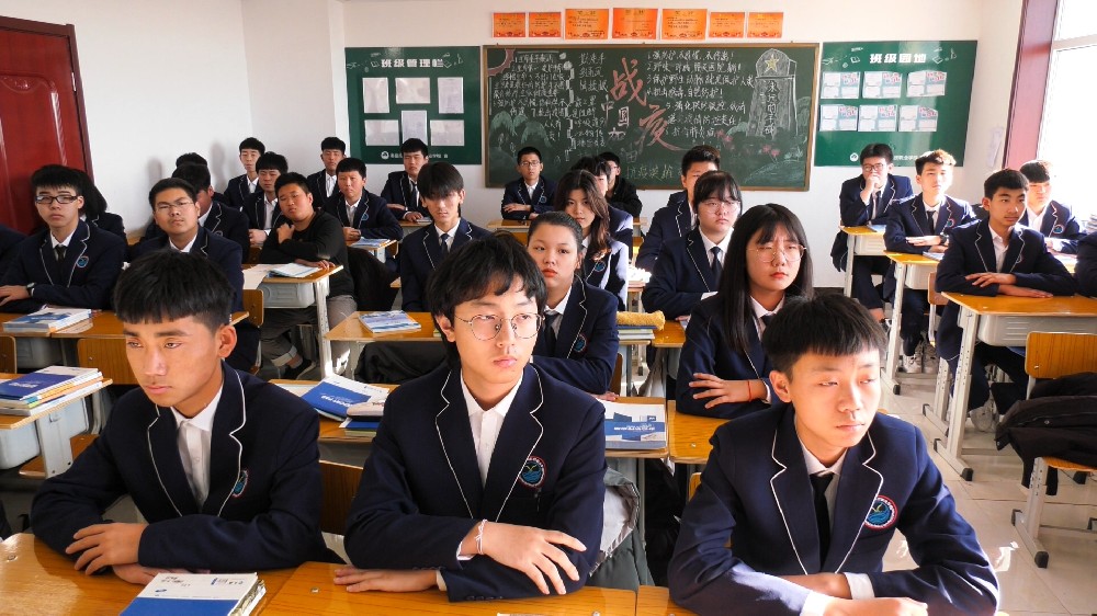 课堂上学生认真听讲
